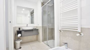 Douche, sèche-cheveux, bidet, serviettes fournies