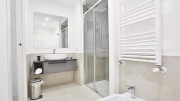 Doccia, asciugacapelli, bidet, asciugamani