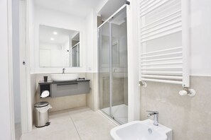 Shower, hair dryer, bidet, towels