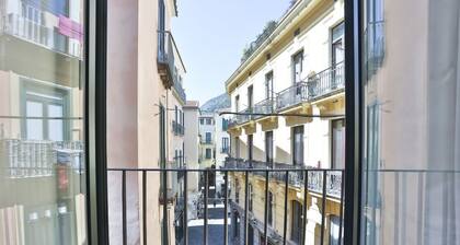 GuestHost - Elegant apartment able to accommodate up to 6 people with three bedrooms and two bathrooms, totally new both in the renovation and in the furnishings and with fine finishes. The accommodation is located in the central area, a few steps from t