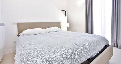 GuestHost - Elegant apartment able to accommodate up to 6 people with three bedrooms and two bathrooms, totally new both in the renovation and in the furnishings and with fine finishes. The accommodation is located in the central area, a few steps from t