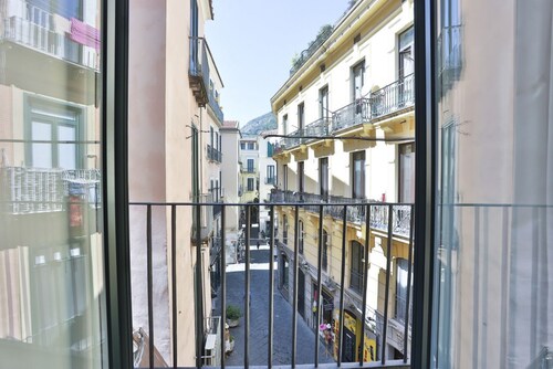 Elegant apartment able to accommodate up to 6 people with three bedrooms and two bathrooms, totally new both in the renovation and in the furnishings and with fine finishes. The accommodation is located in the central area, a few steps from the Villa Com