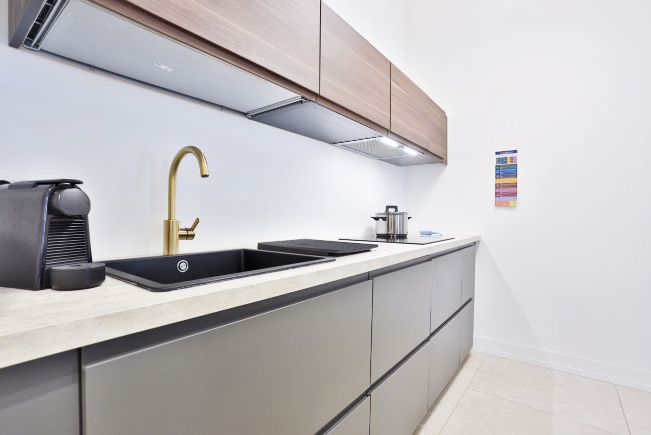 Kühlschrank, Mikrowelle, Herdplatte, Wasserkocher mit Kaffee-/Teezubehör