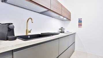 Kühlschrank, Mikrowelle, Herdplatte, Wasserkocher mit Kaffee-/Teezubehör