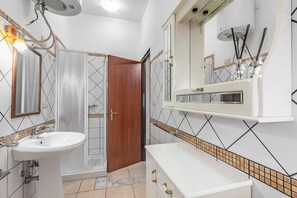 Een douche, een haardroger, een bidet, handdoeken