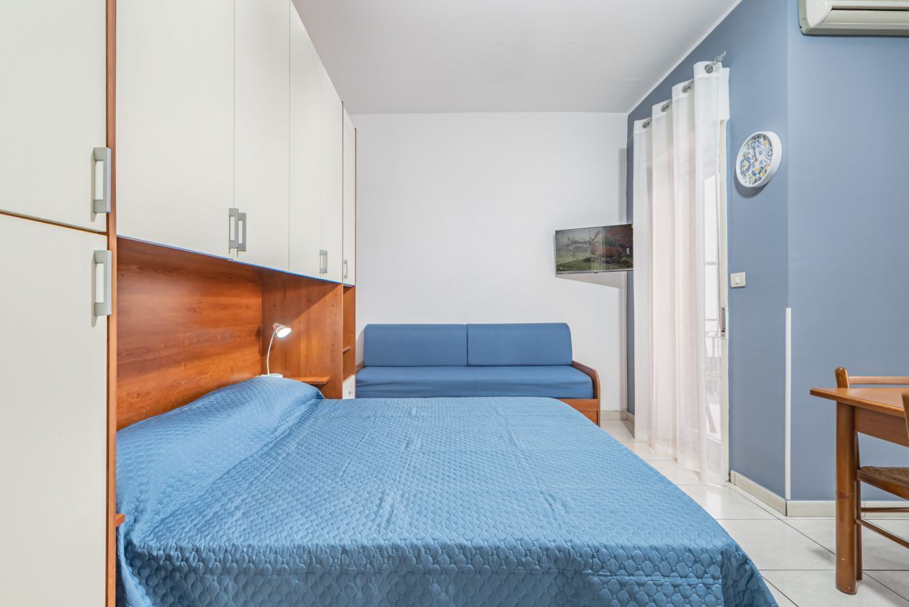 Iron/ironing board, internet, bed sheets