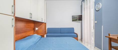Iron/ironing board, internet, bed sheets