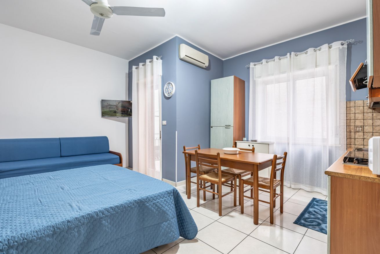 Tabla de planchar con plancha, acceso a internet y ropa de cama 