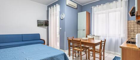 Tabla de planchar con plancha, acceso a internet y ropa de cama