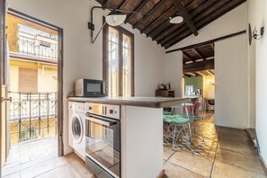 Private kitchen - GuestHost - Comfortable apartment located on the fourth and last floor WITHOUT lift.In 70 m2 of space it accommodates four people with two bedrooms.The property is a 5-minute walk from the Trevi Fountain and 8 minutes from the Spanish Steps. The apartmen (Roma)