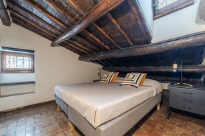 2 bedrooms, WiFi - GuestHost - Comfortable apartment located on the fourth and last floor WITHOUT lift.In 70 m2 of space it accommodates four people with two bedrooms.The property is a 5-minute walk from the Trevi Fountain and 8 minutes from the Spanish Steps. The apartmen (Roma)