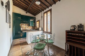 Private kitchen - GuestHost - Comfortable apartment located on the fourth and last floor WITHOUT lift.In 70 m2 of space it accommodates four people with two bedrooms.The property is a 5-minute walk from the Trevi Fountain and 8 minutes from the Spanish Steps. The apartmen (Roma)