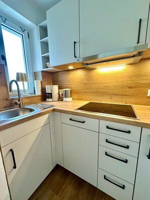 Fridge, oven, stovetop, coffee/tea maker