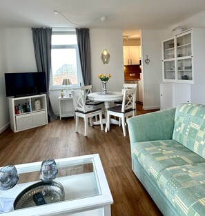 Fernseher, Tischtennisplatte, Stereoanlage