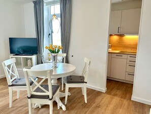 Eine moderne Küche mit Holzausstattung und einem eingebauten Ofen.
