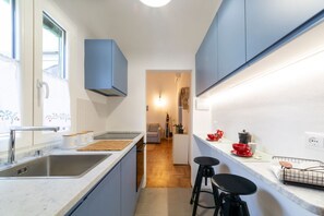 Fridge, oven, stovetop, dishwasher