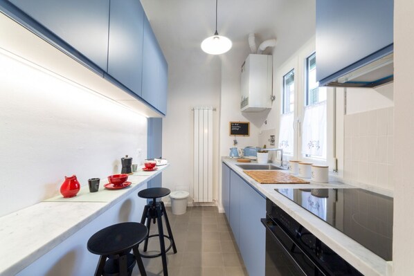 Fridge, oven, stovetop, dishwasher