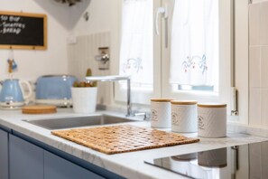 Frigorífico, horno, placa de cocina y lavavajillas