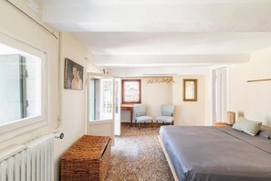 3 habitaciones, tabla de planchar con plancha, wifi y ropa de cama 