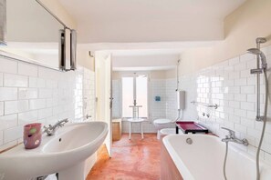 Secadora de cabello, bidet, toallas 