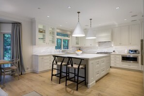 Microonde, forno, piano cottura, lavastoviglie