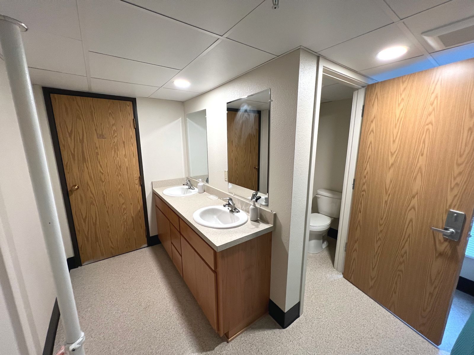 تجهيزات دش، مناشف، صابون، شامبو