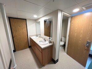 Ducha, toallas, jabón y champú