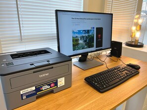 ハウス | リビング エリア | 40 インチのスマートテレビ (デジタル放送視聴可)、Netflix、Hulu