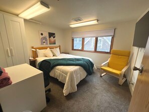 Habitación estándar, 1 cama de matrimonio, no fumadores | 1 dormitorio, decoración individual, mobiliario individual y escritorio