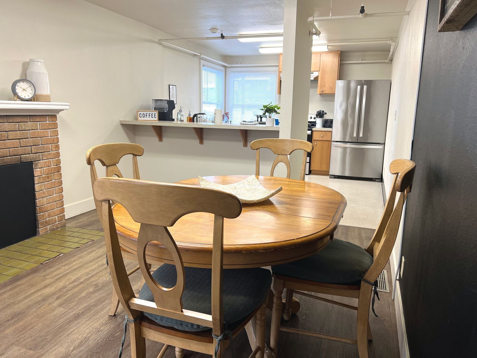 Casa | Área de sala de estar | Smart TV de 40 pulgadas con canales digitales, Netflix y Hulu 