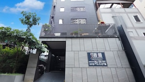 A modern building with a balcony, a signboard, and a clear sky. - RQ Bangkok Huai Khwang by Collection O (Bangkok)