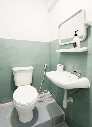 Shower, rainfall showerhead, free toiletries, towels - RQ Bangkok Huai Khwang by Collection O (Bangkok)