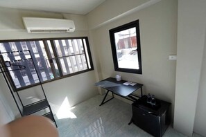 Standard Twin Room - RQ Bangkok Huai Khwang by Collection O (Bangkok)