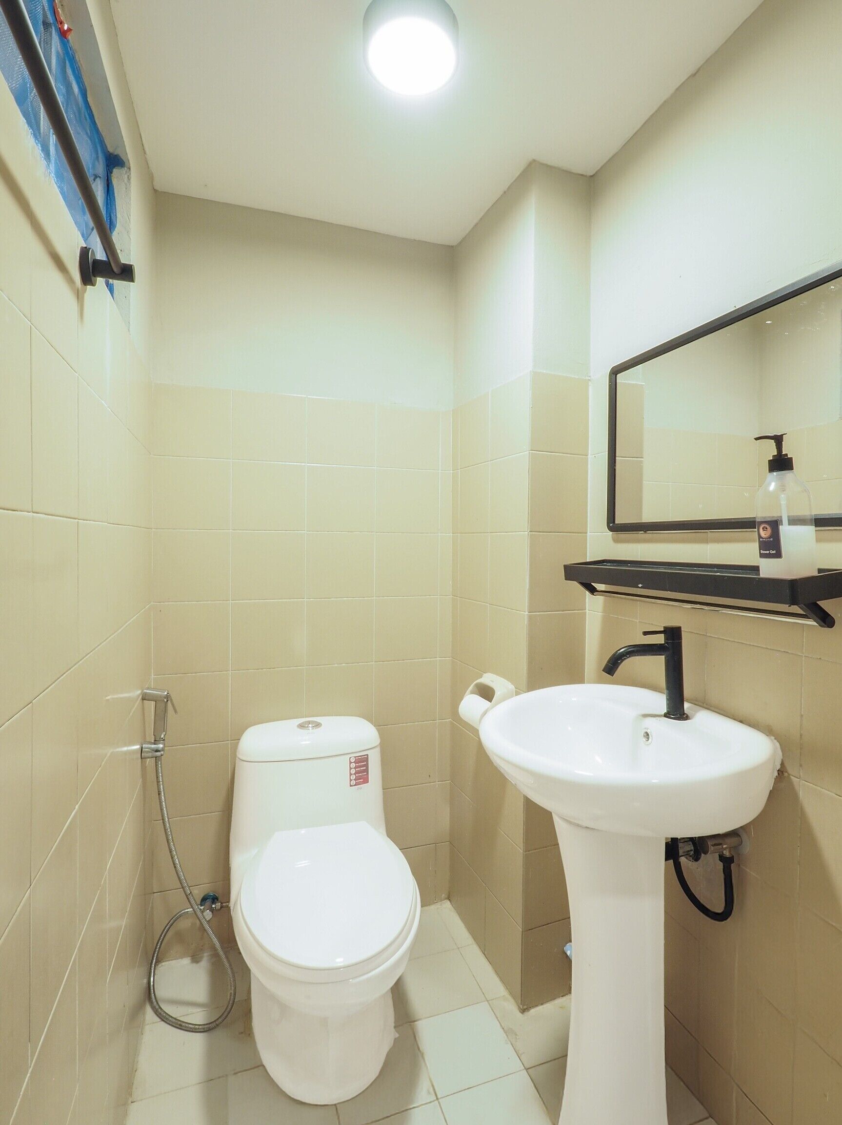 ฝักบัว, เรนชาวเวอร์, ของใช้ในห้องน้ำฟรี, ผ้าเช็ดตัว