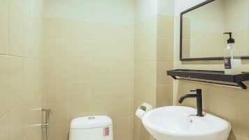 Shower, rainfall showerhead, free toiletries, towels