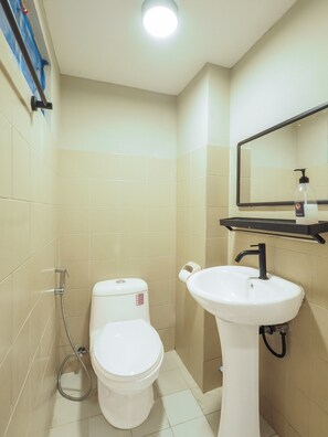 Shower, rainfall showerhead, free toiletries, towels - RQ Bangkok Huai Khwang by Collection O (Bangkok)