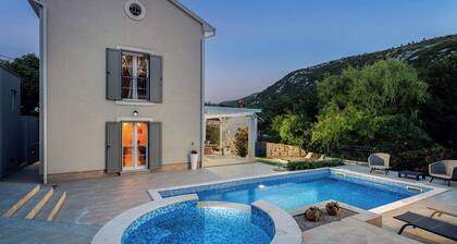 Nature Villa Frangipane with Pool, Drivenik, Croatia