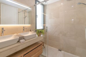 Shower, hair dryer, towels - Casa La Cala Valvega, Mijas Costa, Spain (Mijas Costa)