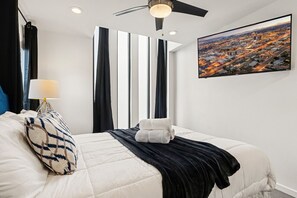 6 bedrooms, desk, iron/ironing board, free WiFi - 6 Bedrooms, 9 Beds, 3 Bathrooms, an 82° Heated Pool, & the BEST 102° Spillover Hot Tub in all of Old Town Scottsdale! (Scottsdale)