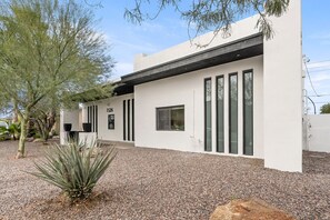 Exterior - 6 Bedrooms, 9 Beds, 3 Bathrooms, an 82° Heated Pool, & the BEST 102° Spillover Hot Tub in all of Old Town Scottsdale! (Scottsdale)