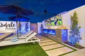 Terrace/patio - 6 Bedrooms, 9 Beds, 3 Bathrooms, an 82° Heated Pool, & the BEST 102° Spillover Hot Tub in all of Old Town Scottsdale! (Scottsdale)