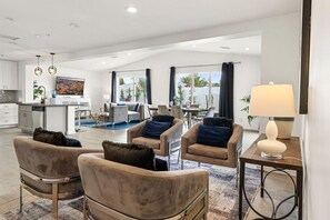 Smart TV, fireplace