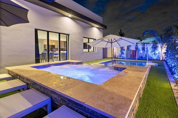 A heated pool - 6 Bedrooms, 9 Beds, 3 Bathrooms, an 82° Heated Pool, & the BEST 102° Spillover Hot Tub in all of Old Town Scottsdale! (Scottsdale)