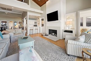 TV, stereo - Oceanfront 3 bedroom villa with a Pool. (Georgetown)