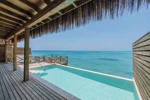 Lagoon Suite with Private Pool | Lençóis italianos Frette, roupas de cama premium, edredons de pluma