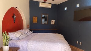1 bedroom, WiFi, bed sheets - Amorito Guest house, Pool, 1 block from beach, 6 blocks from downtown  (Loreto)