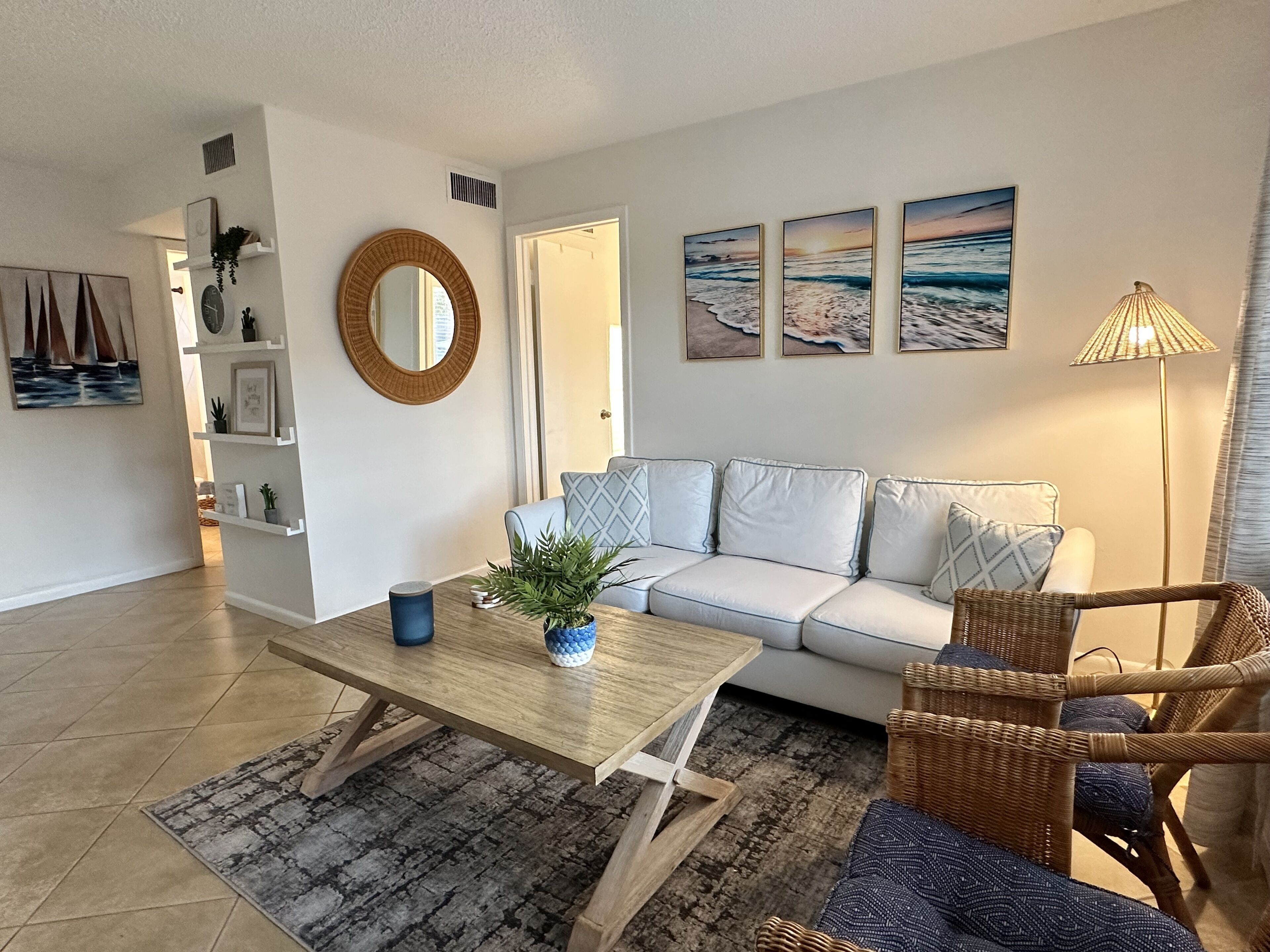 Renovated Cozy Apartment in Naples - 1.5 miles from the Beach