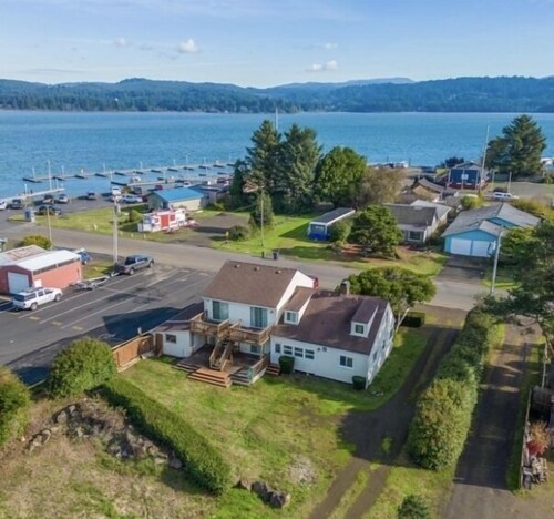 On the Water's Edge: Dog-Friendly, Crabbing, Bridge Views & More