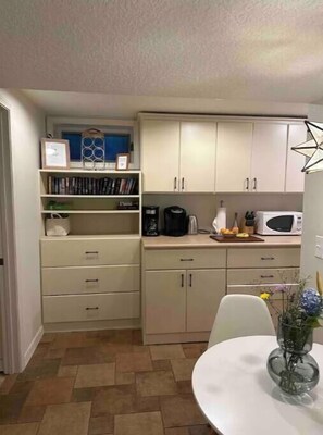 Interior - Gorgeous Basement apartment (Portland)