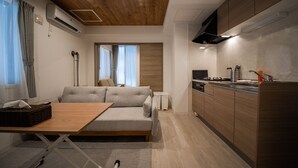 Una cocina moderna con armarios de madera, horno integrado y fregadero.